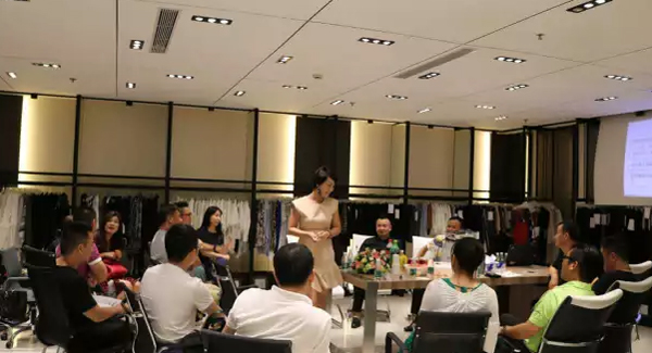 9月23日，中山大学高教院华商MBA同学会来到广州天利源服装有限公司进行走访，加深同学会干部之间的了解。