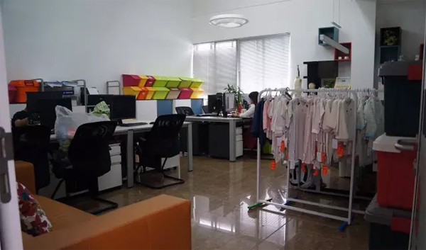 中山大学时代华商经理62班企业走访第一站——广州悦蒂威服饰有限公司。